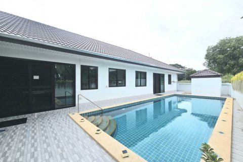 House in Hua Hin, Thailand 5 bedrooms № 144407 - photo 1