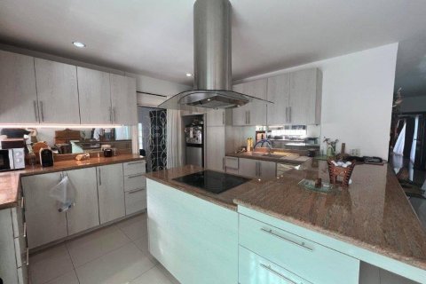 Villa in Hua Hin, Thailand 5 bedrooms № 104898 - photo 4