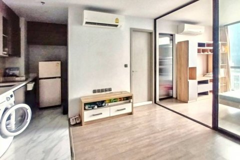 Condo in Bangkok, Thailand, 1 bedroom № 120360 - photo 2