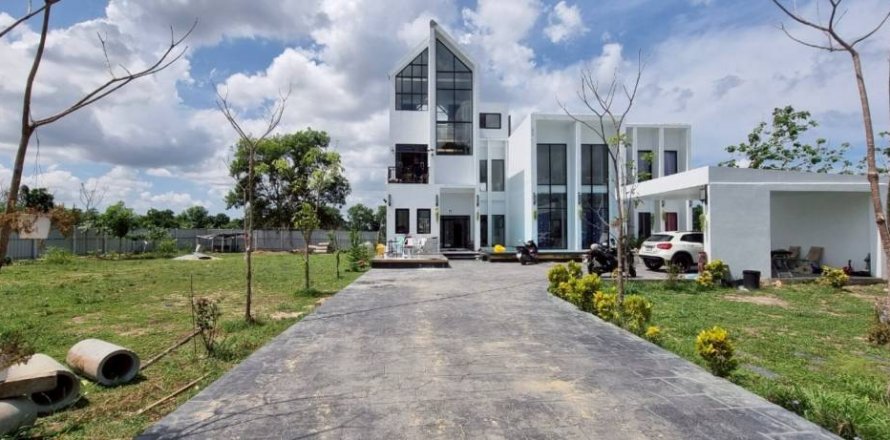 Villa in Pattaya, Thailand 4 bedrooms № 125987