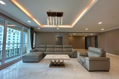 Condo in Khlong Toei, Bangkok, Thailand, 4 bedrooms № 123953 - photo 15