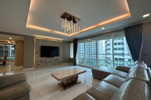 Condo in Khlong Toei, Bangkok, Thailand, 4 bedrooms № 123953 - photo 1