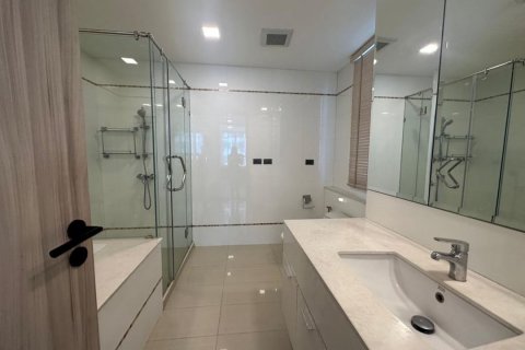 Condo in Khlong Toei, Bangkok, Thailand, 4 bedrooms № 123953 - photo 20