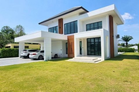 House in Pattaya, Thailand 4 bedrooms № 121121 - photo 1