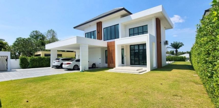 House in Pattaya, Thailand 4 bedrooms № 121121