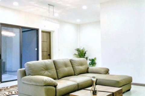 Villa in Phra Khanong, Bangkok, Thailand 3 bedrooms № 124750 - photo 10