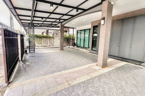 House in Bangkok, Thailand 5 bedrooms № 116116 - photo 2