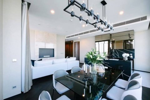 Condo in Khlong Toei, Bangkok, Thailand, 3 bedrooms  № 123961 - photo 1