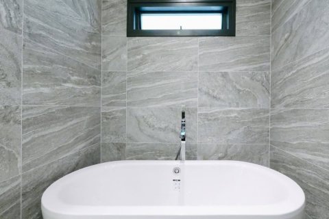 Condo in Khlong Toei, Bangkok, Thailand, 3 bedrooms  № 123961 - photo 18