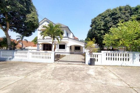 Дом в Паттайе, Таиланд с 4 спальнями  № 125617 - фото 1