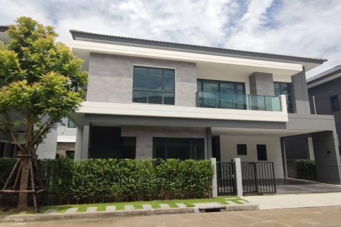 Condo in Samut Prakan, Thailand, 4 bedrooms  № 123913 - photo 2