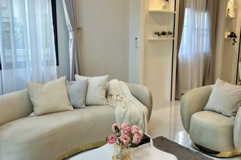 Condo in Samut Prakan, Thailand, 4 bedrooms  № 123913 - photo 1