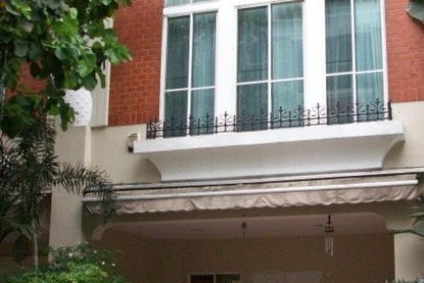 Таунхаус в Бангкоке, Таиланд с 4 спальнями № 143978 - фото 1