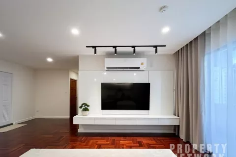 Condo in Watthana, Bangkok, Thailand, 3 bedrooms  № 123789 - photo 4