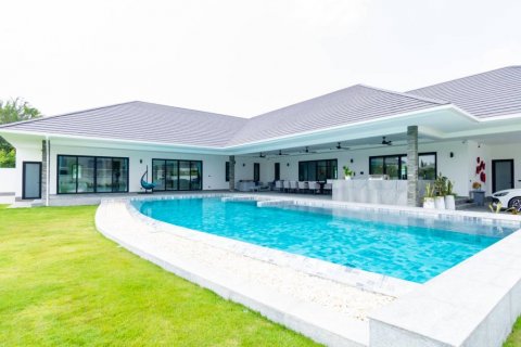 Villa in Pran Buri, Thailand 4 bedrooms № 85895 - photo 1