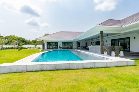 Villa in Pran Buri, Thailand 4 bedrooms № 85895 - photo 6
