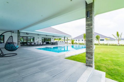 Villa in Pran Buri, Thailand 4 bedrooms № 85895 - photo 4