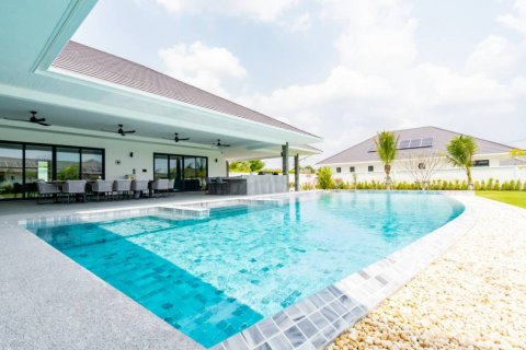 Villa in Pran Buri, Thailand 4 bedrooms № 85895 - photo 2