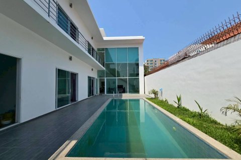 House in Pattaya, Thailand 6 bedrooms № 119076