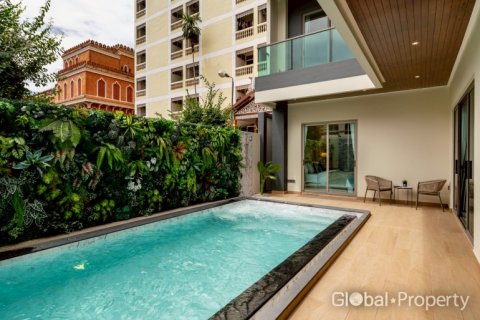 House in Pattaya, Thailand 4 bedrooms № 132297 - photo 3