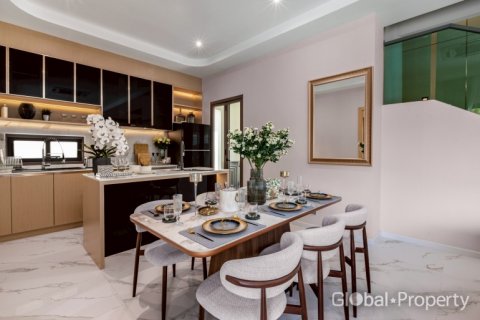 House in Pattaya, Thailand 4 bedrooms № 132297 - photo 10