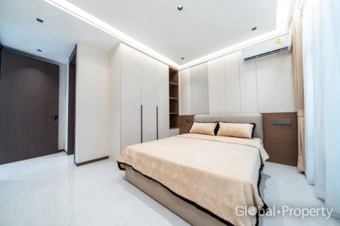 House in Pattaya, Thailand 6 bedrooms № 132295 - photo 8